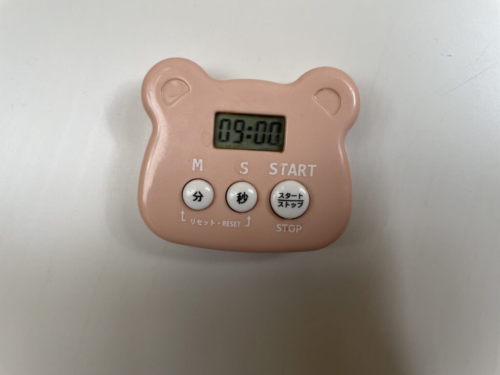 ピンク色の熊の形をしたキッチンタイマー。デジタル表示は9分00秒を示している。